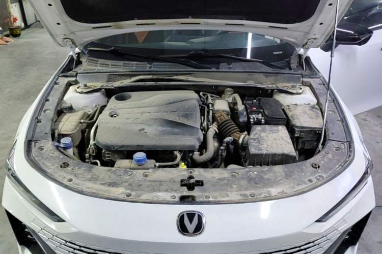 Used CHANGAN UNI-V 2022 1.5T Prestige Version Engine Bay