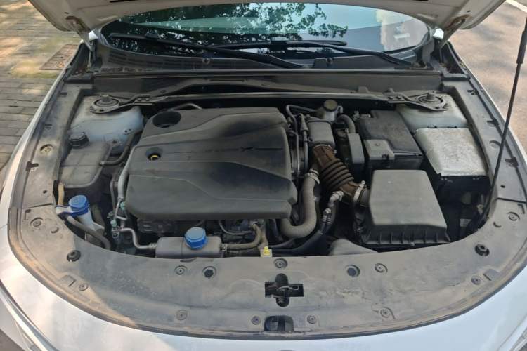 Used CHANGAN UNI-V 2022 1.5T Smart Navigation Version Engine Bay