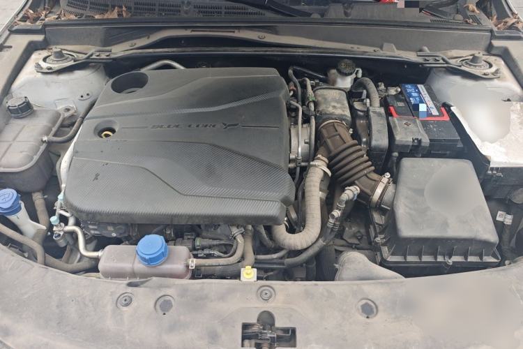 Used CHANGAN UNI-V 2022 1.5T Sport Edition Engine Bay