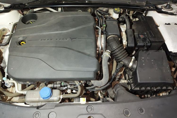 Used CHANGAN UNI-V 2022 1.5T Prestige Version Engine Bay