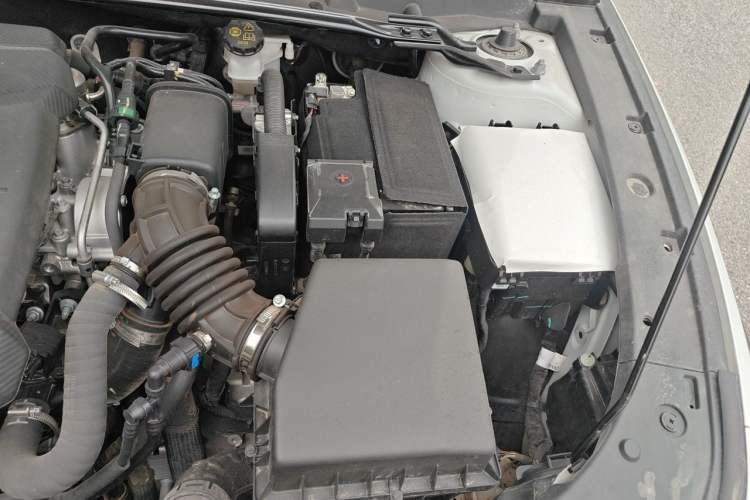 Used CHANGAN UNI-V 2022 1.5T Prestige Version Engine Bay Left
