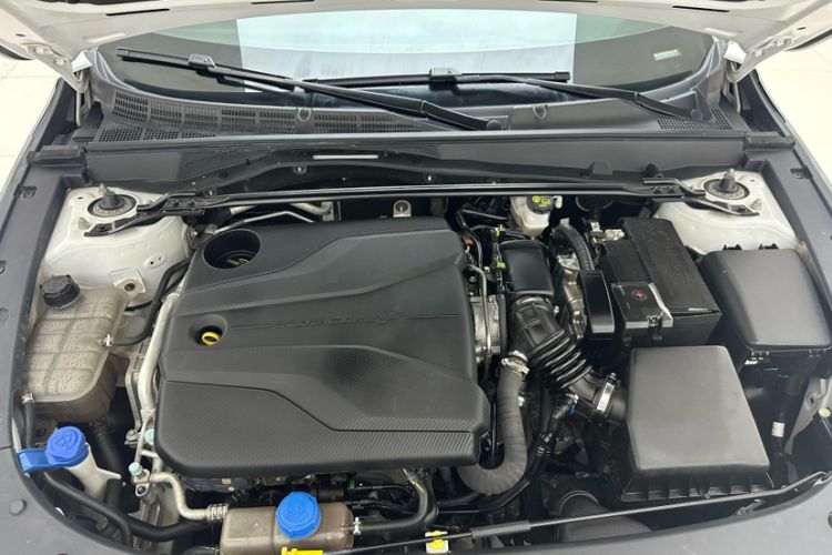 Used CHANGAN UNI-V 2022 1.5T Prestige Version Engine Bay