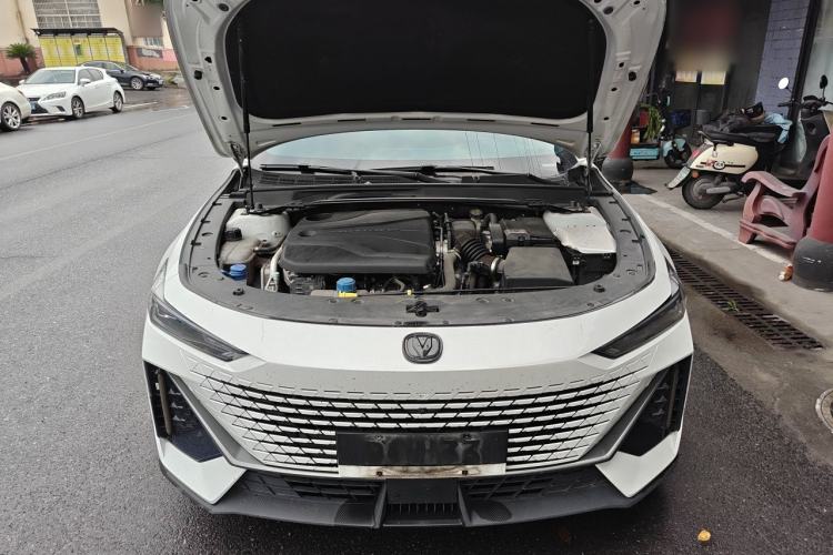 Used CHANGAN UNI-V 2022 1.5T Smart Navigation Version Engine Bay