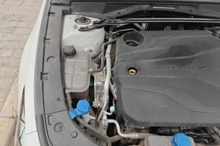 Used CHANGAN UNI-V 2022 1.5T Prestige Version Engine Bay Right
