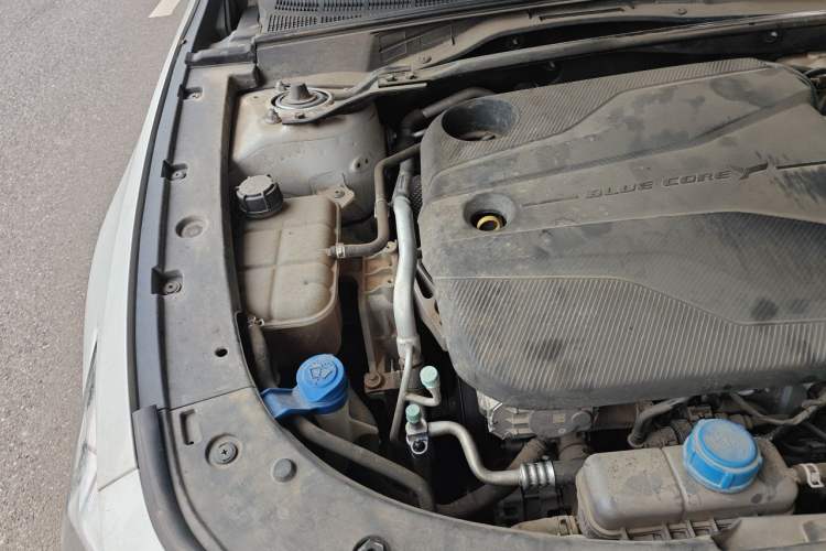 Used CHANGAN UNI-V 2022 1.5T Prestige Version Engine Bay Right