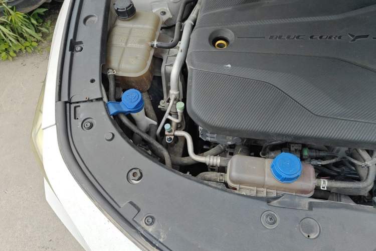 Used CHANGAN UNI-V 2022 1.5T Prestige Version Engine Bay Right