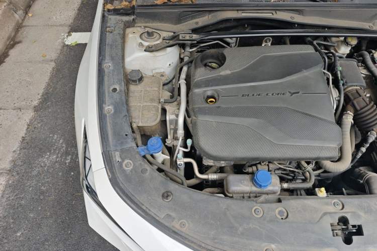 Used CHANGAN UNI-V 2022 1.5T Prestige Version Engine Bay Right