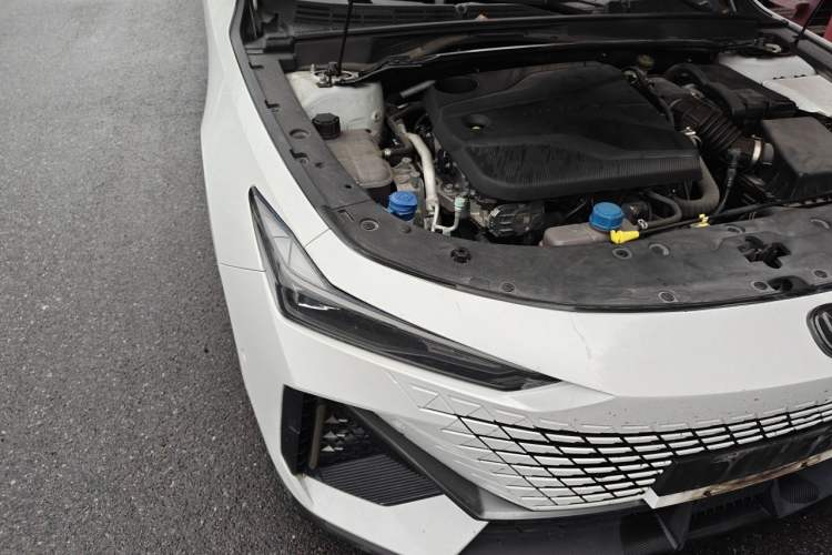 Used CHANGAN UNI-V 2022 1.5T Smart Navigation Version Engine Bay Right