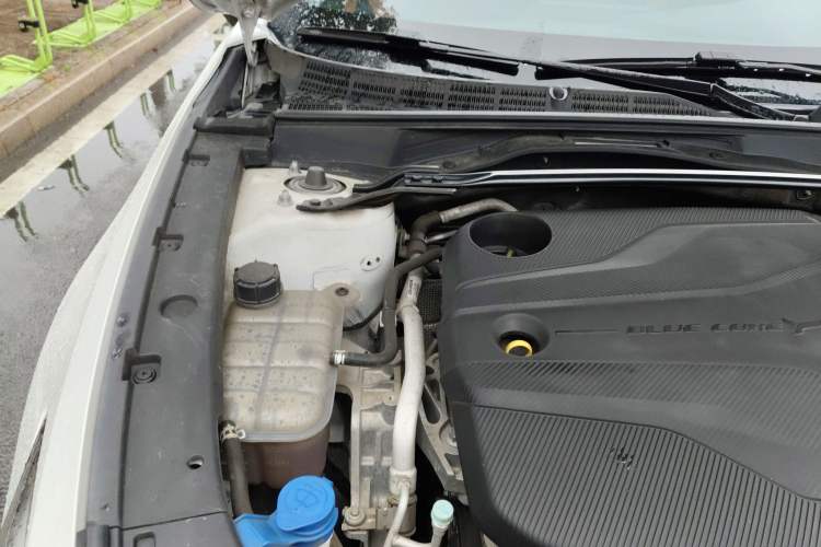 Used CHANGAN UNI-V 2022 1.5T Prestige Version Engine Bay Right