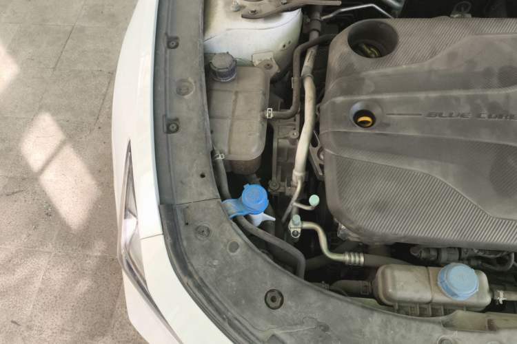 Used CHANGAN UNI-V 2022 1.5T Smart Navigation Version Engine Bay Right