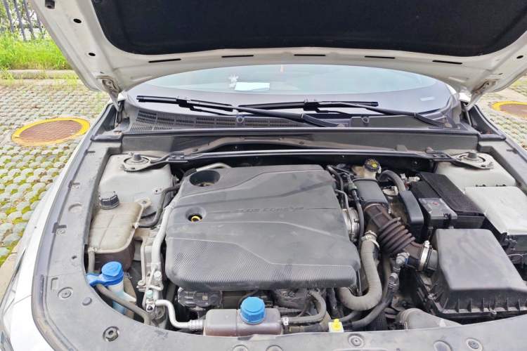Used CHANGAN UNI-V 2022 1.5T Prestige Version Engine Bay Right