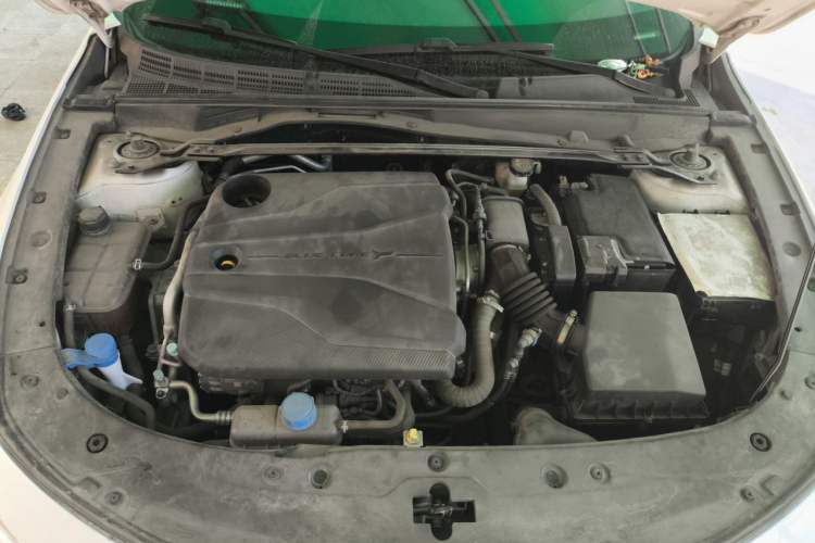 Used CHANGAN UNI-V 2022 1.5T Smart Navigation Version Engine Bay
