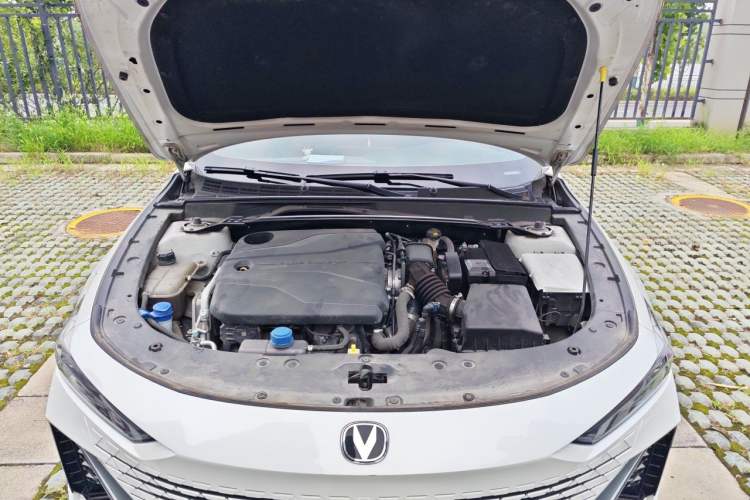 Used CHANGAN UNI-V 2022 1.5T Prestige Version Engine Bay