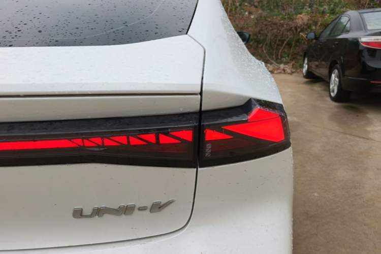 Used CHANGAN UNI-V 2022 1.5T Prestige Version Exterior 3