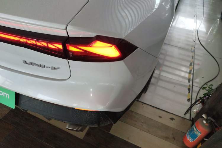 Used CHANGAN UNI-V 2022 1.5T Prestige Version Exterior 3