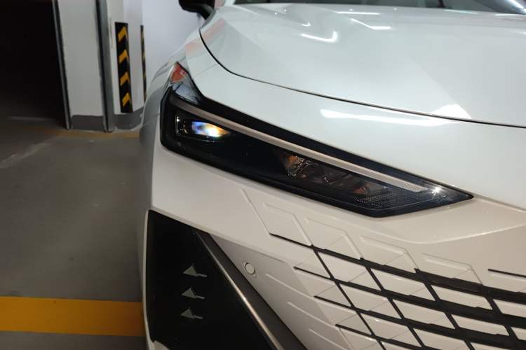 Used CHANGAN UNI-V 2022 1.5T Excellence Model Exterior 3
