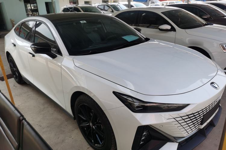 Used CHANGAN UNI-V 2022 1.5T Prestige Version Front Right 45 Deg