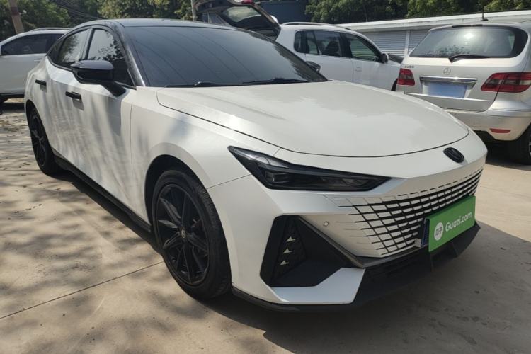 Used CHANGAN UNI-V 2022 1.5T Prestige Version Front Right 45 Deg