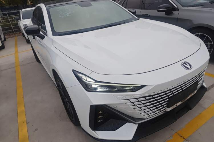 Used CHANGAN UNI-V 2022 1.5T Prestige Version Front Right 45 Deg
