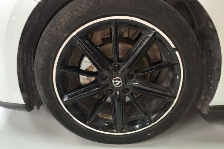 Used CHANGAN UNI-V 2022 1.5T Prestige Version Left Front Wheel Hub
