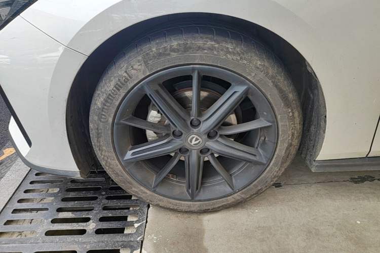 Used CHANGAN UNI-V 2022 1.5T Prestige Version Left Front Wheel Hub