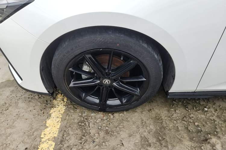 Used CHANGAN UNI-V 2022 1.5T Prestige Version Left Front Wheel Hub