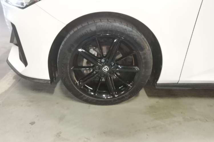 Used CHANGAN UNI-V 2022 1.5T Prestige Version Left Front Wheel Hub