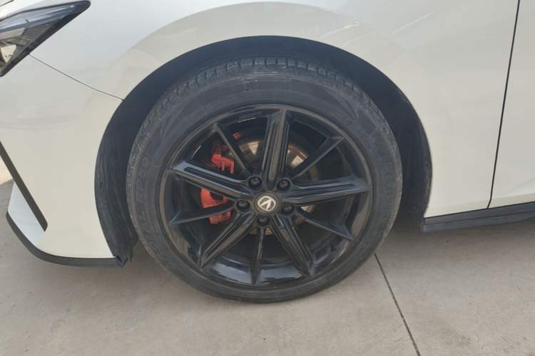 Used CHANGAN UNI-V 2022 1.5T Prestige Version Left Front Wheel Hub