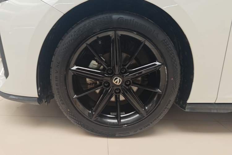 Used CHANGAN UNI-V 2022 1.5T Prestige Version Left Front Wheel Hub