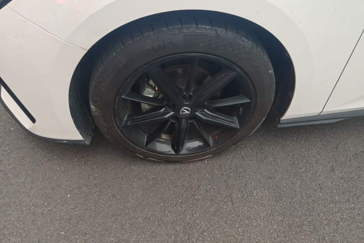 Used CHANGAN UNI-V 2022 1.5T Prestige Version Left Front Wheel Hub