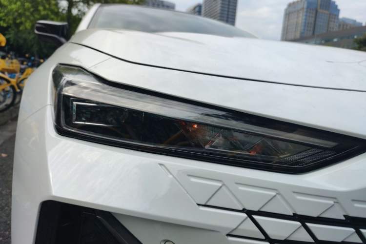 Used CHANGAN UNI-V 2022 1.5T Prestige Version Right Front Headlight