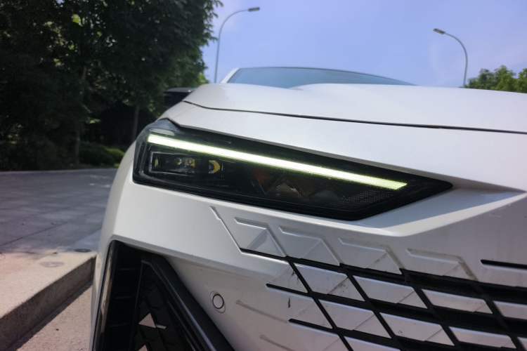 Used CHANGAN UNI-V 2022 1.5T Prestige Version Right Front Headlight