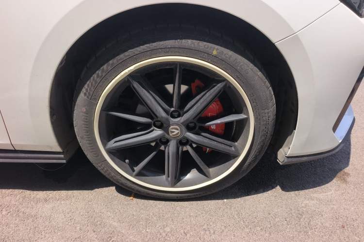 Used CHANGAN UNI-V 2022 1.5T Prestige Version Right Front Wheel Hub