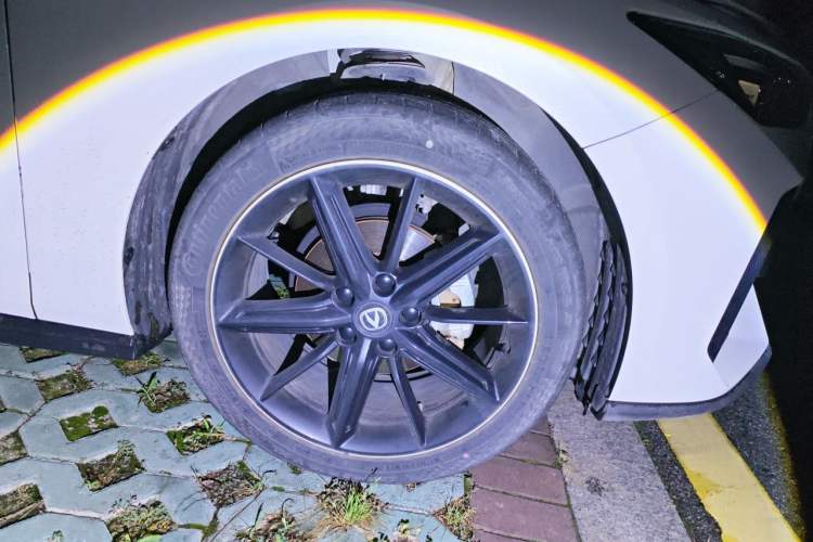 Used CHANGAN UNI-V 2022 1.5T Prestige Version Right Front Wheel Hub