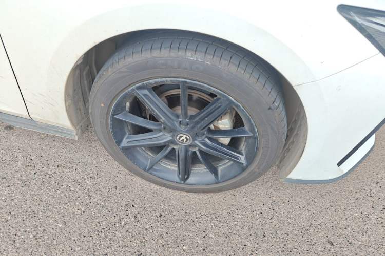 Used CHANGAN UNI-V 2022 1.5T Prestige Version Right Front Wheel Hub