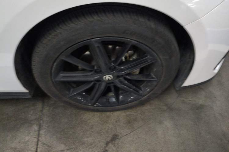 Used CHANGAN UNI-V 2022 1.5T Prestige Version Right Front Wheel Hub