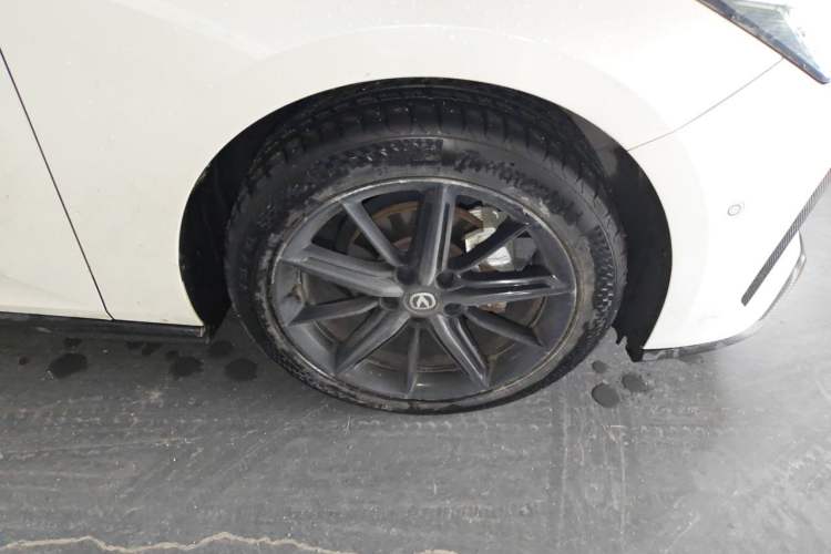 Used CHANGAN UNI-V 2022 1.5T Smart Navigation Version Right Front Wheel Hub