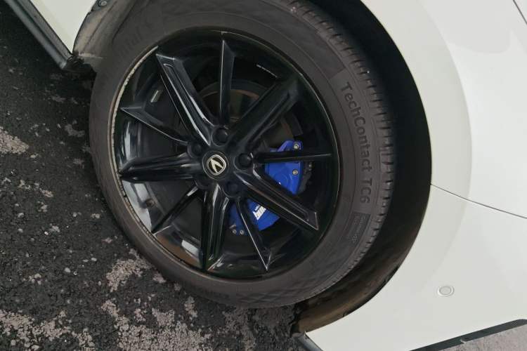 Used CHANGAN UNI-V 2022 1.5T Smart Navigation Version Right Front Wheel Hub