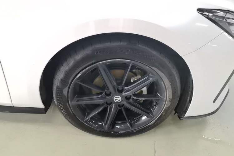 Used CHANGAN UNI-V 2022 1.5T Prestige Version Right Front Wheel Hub