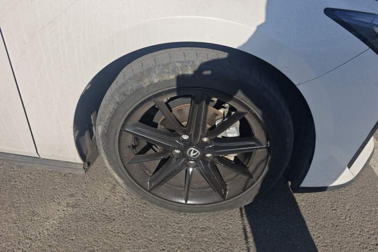 Used CHANGAN UNI-V 2022 1.5T Prestige Version Right Front Wheel Hub