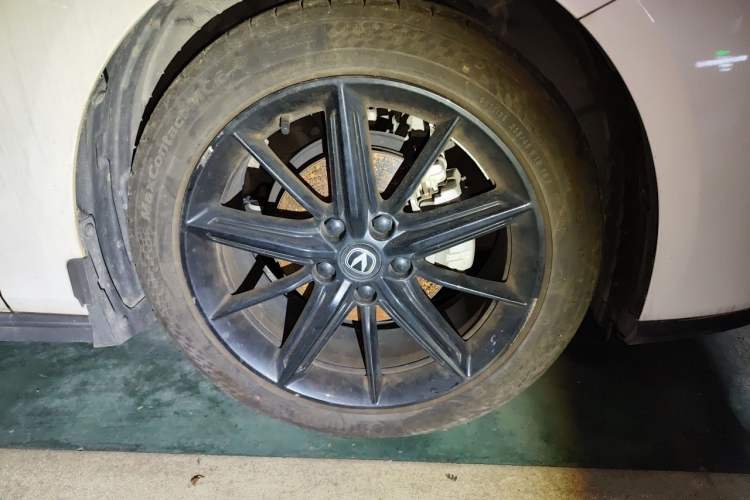 Used CHANGAN UNI-V 2022 1.5T Prestige Version Right Front Wheel Hub