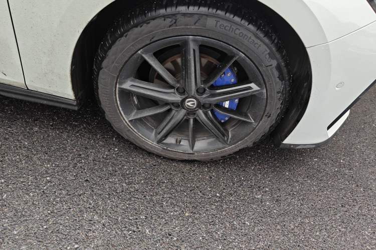 Used CHANGAN UNI-V 2022 1.5T Smart Navigation Version Right Front Wheel Hub
