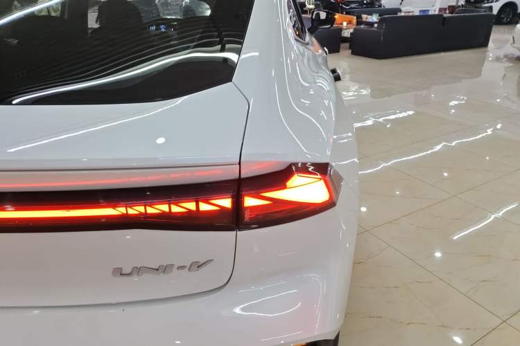 Used CHANGAN UNI-V 2022 1.5T Prestige Version Right Rear Taillight
