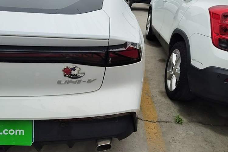 Used CHANGAN UNI-V 2022 1.5T Smart Navigation Version Right Rear Taillight
