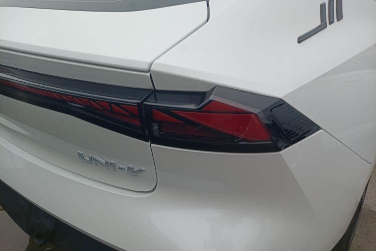Used CHANGAN UNI-V 2022 1.5T Prestige Version Right Rear Taillight