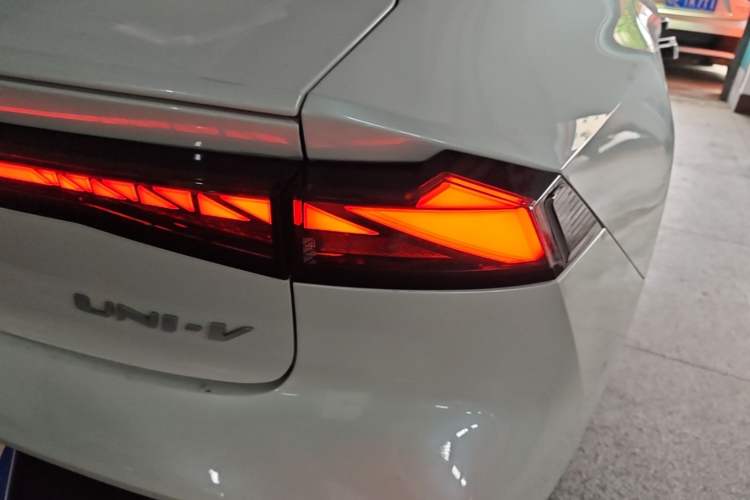 Used CHANGAN UNI-V 2022 1.5T Smart Navigation Version Right Rear Taillight