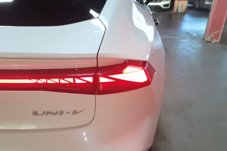 Used CHANGAN UNI-V 2022 1.5T Prestige Version Right Rear Taillight