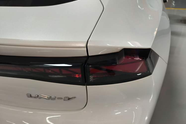 Used CHANGAN UNI-V 2022 1.5T Prestige Version Right Rear Taillight