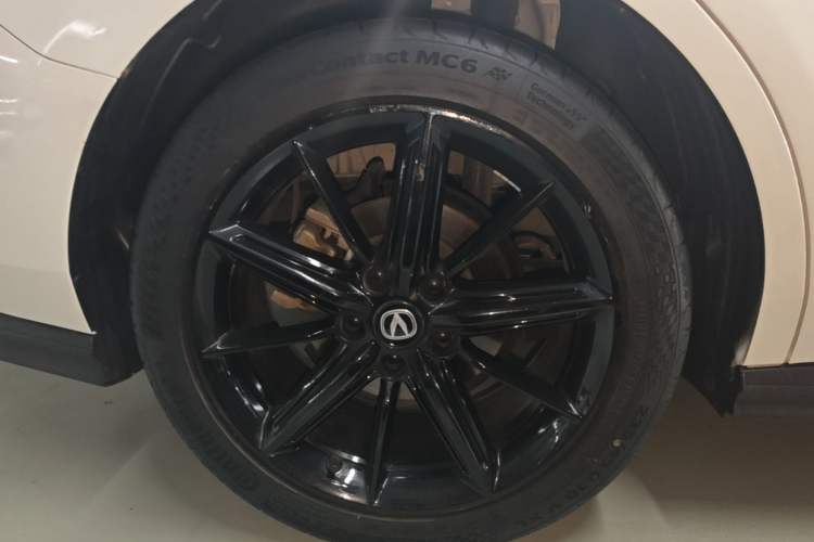 Used CHANGAN UNI-V 2022 1.5T Prestige Version Right Rear Wheel Hub