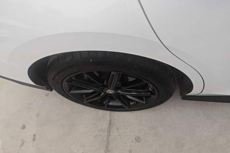 Used CHANGAN UNI-V 2022 1.5T Prestige Version Right Rear Wheel Hub